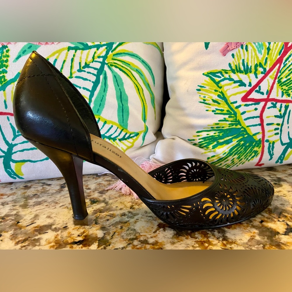 Naturalizer Black Genuine Lazer Cut Buttery Leather Heels Woman’s Sz 9M - Picture 2 of 11